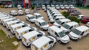 Nowa flota PROACE CITY z fabryczną zabudową izotermiczną. Toyota dostarczyła 40 dostawczych vanów firmie Kuchnia Vikinga