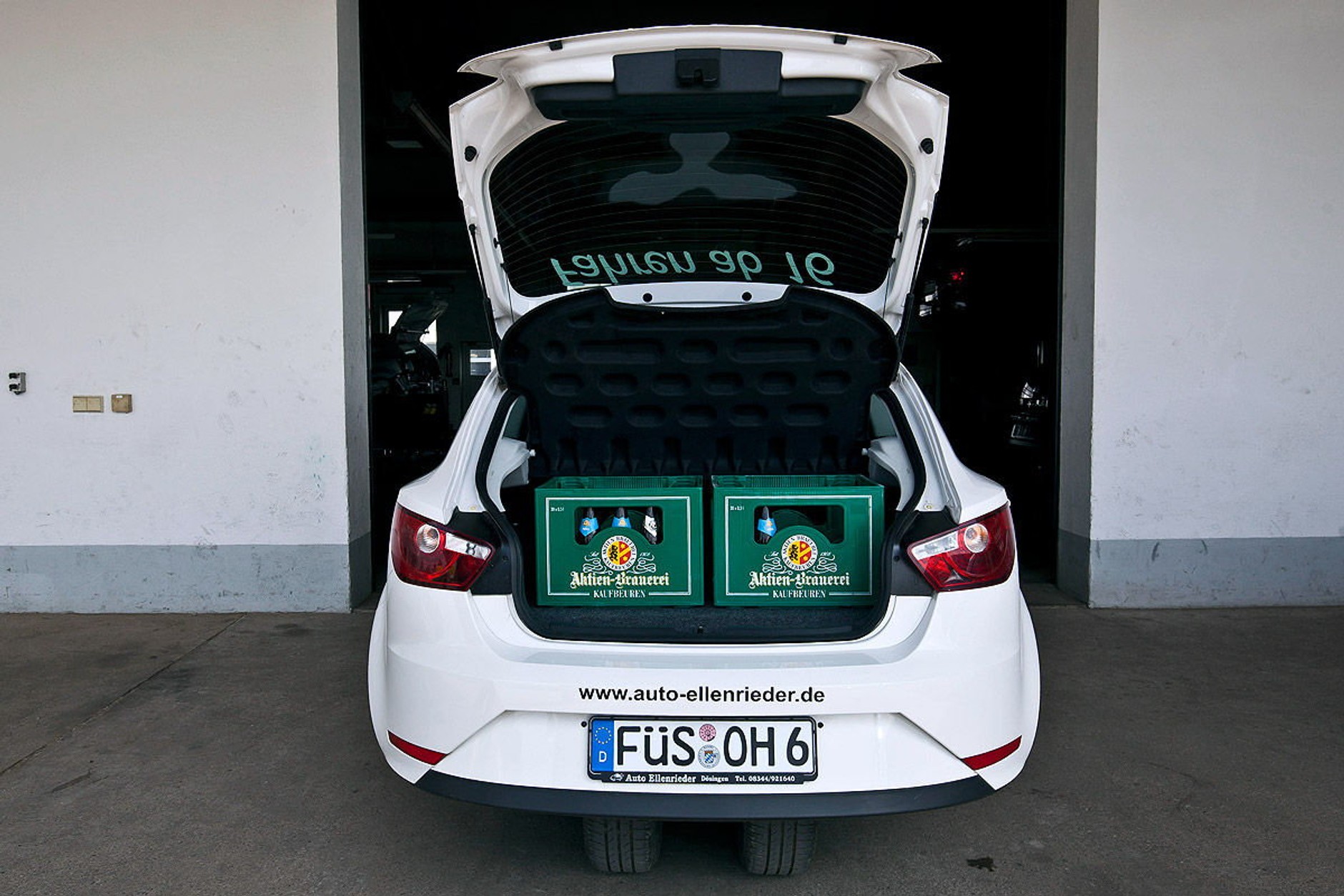 W bagażniku mieszczą się dwie skrzynki piwa. Dla potencjalnych użytkowników to olbrzymia zaleta. Co na to ich rodzice?