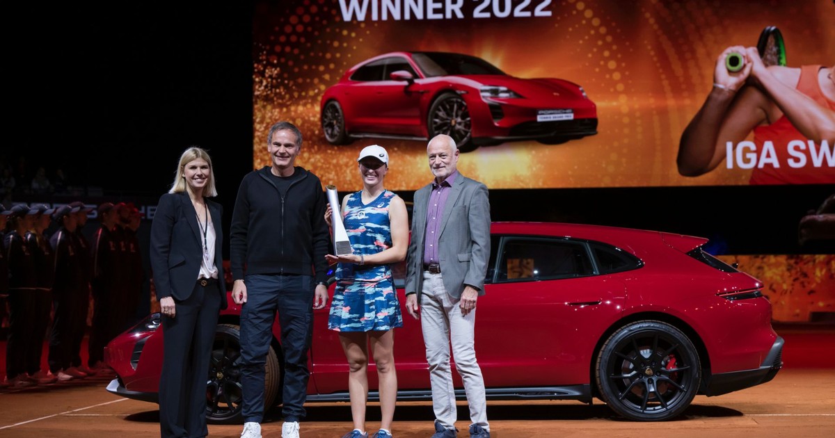 Anke Huber (Dyrektor Operacyjna Turnieju), Oliver Blume (Prezes Zarządu Porsche AG), zwyciężczyni turnieju w Stuttgarcie Iga Świątek i Markus Günthardt (Dyrektor Turnieju)