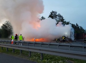 Autostrada A2 zablokowana w stronę Warszawy - pożar ciężarówki, pasza na drodze