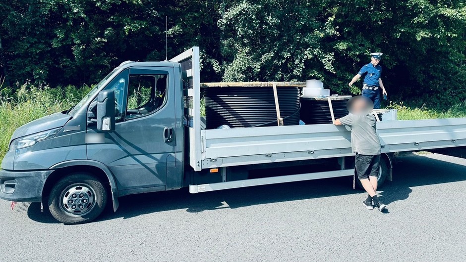 Obraz pochodzący z serwisu https://katowice.policja.gov.pl/k14/informacje/wiadomosci/389263,Ukarany-za-przeladowanie-przewozonego-ladunku.html
