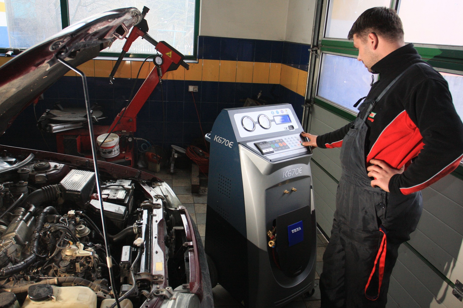 Klimatyzacja samochodowa - przegląd przynajmniej raz w roku.