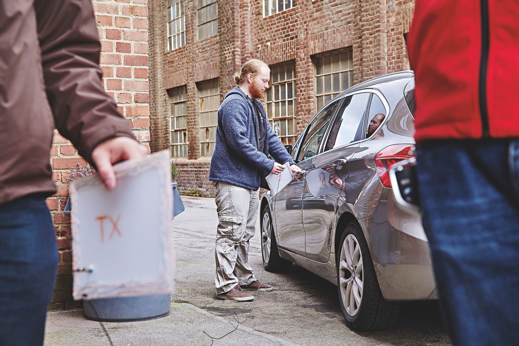 W tym zestawie poszliśmy 
na łatwiznę: sygnał z auta 
do kluczyka transmitowaliśmy kablem, ale kod odblokowujący – już radiowo.