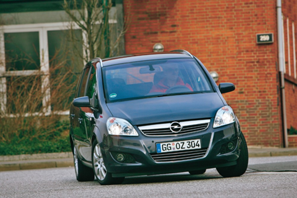 Cztery minivany z silnikami diesla