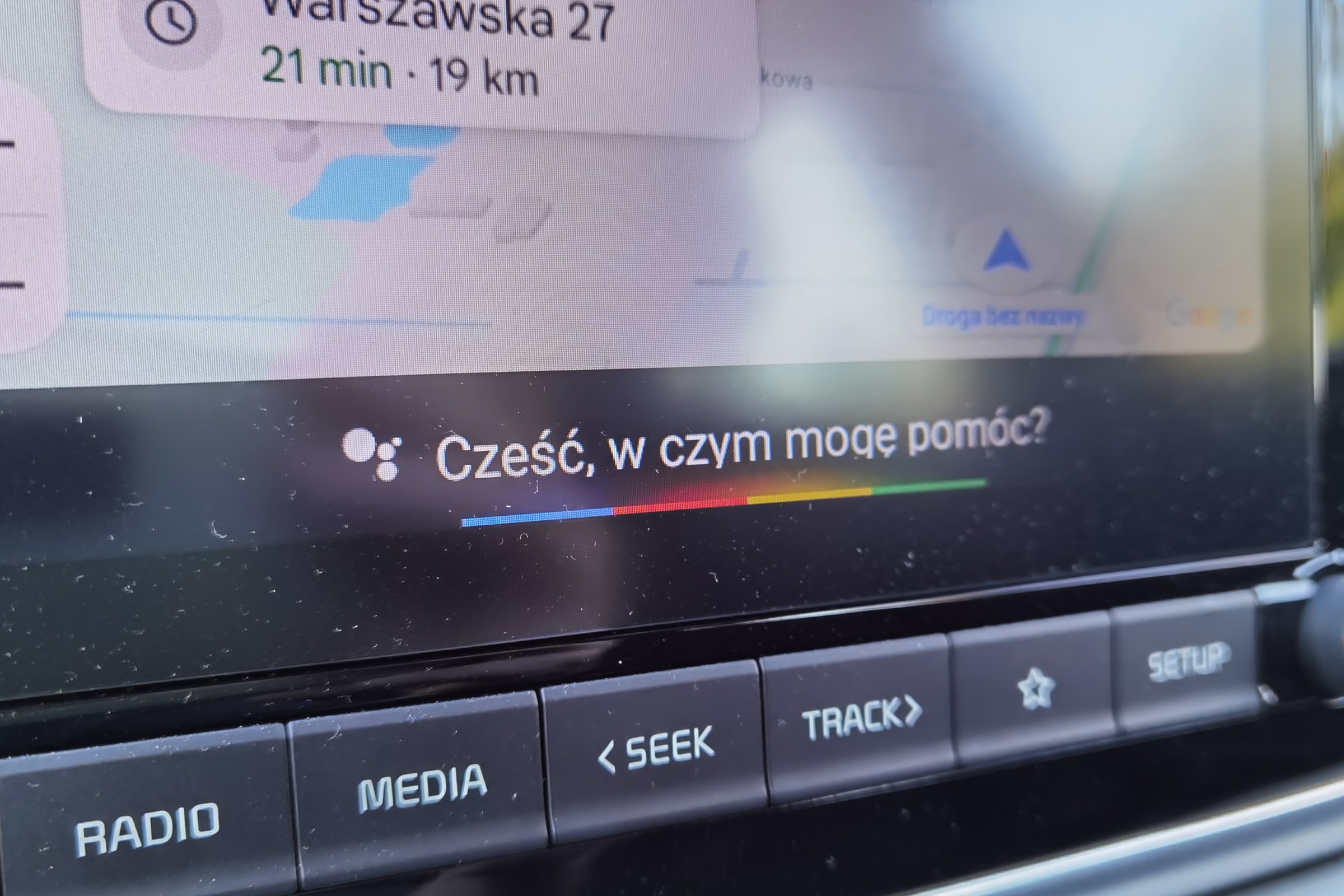 Android Auto poważnie rozwścieczył użytkowników. Zamiast pomagać, przeszkadza