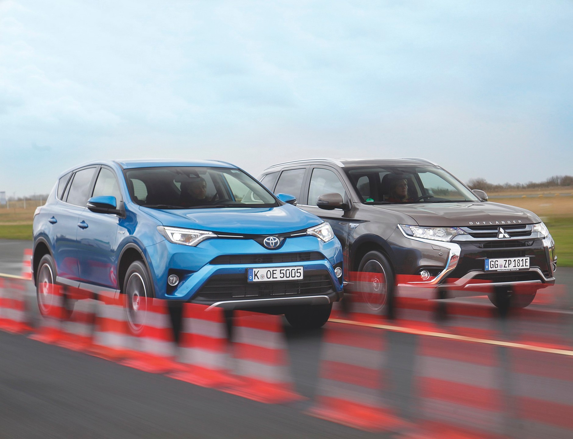 Hybrydowi pogromcy diesli - Mitsubishi Outlander PHEV i Toyota RAV4 Hybrid