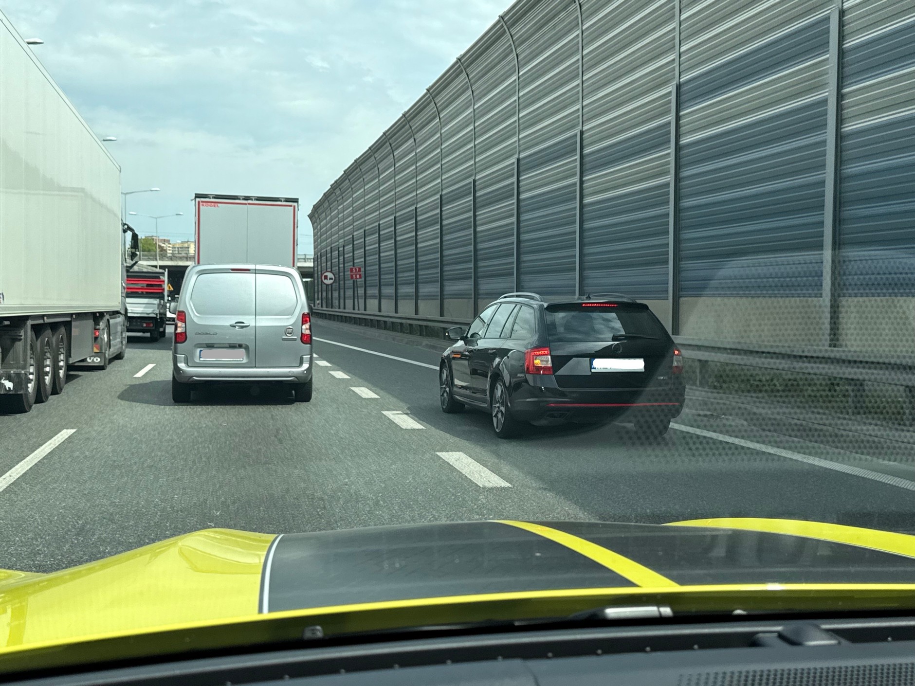 Wpuszczanie samochodu z prawego pasa zgodnie z zasadami jazdy na suwak