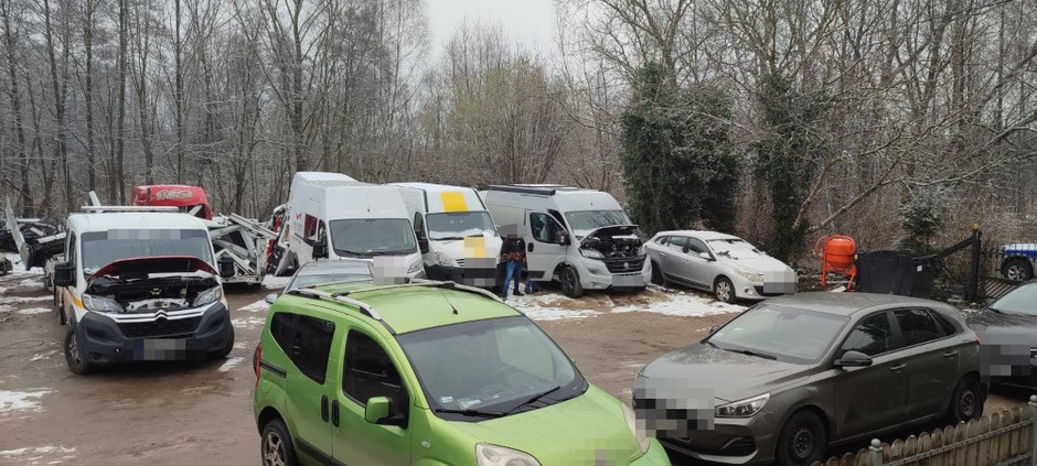 Odnaleziona dziupla z samochodami dostawczymi
