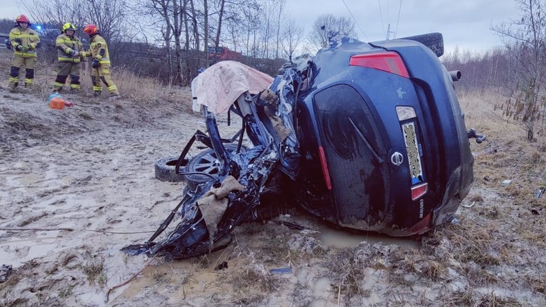 Nissan wpadł w zawór instalacji wodnej