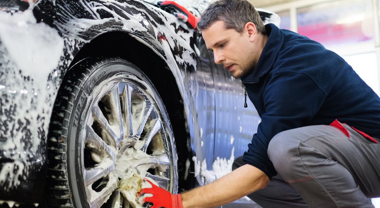 Czas na pozimowe SPA dla naszych samochodów — czym najlepiej myć auto?