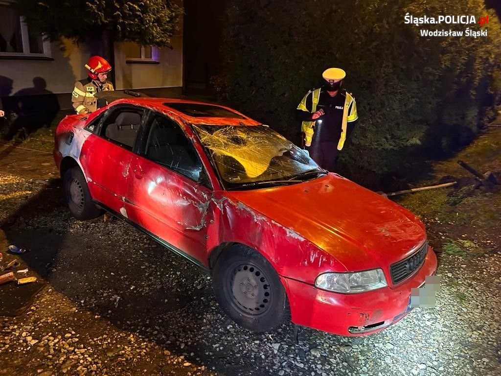 Kierowca Audi A4 na własne życzenie zniszczył swój samochód