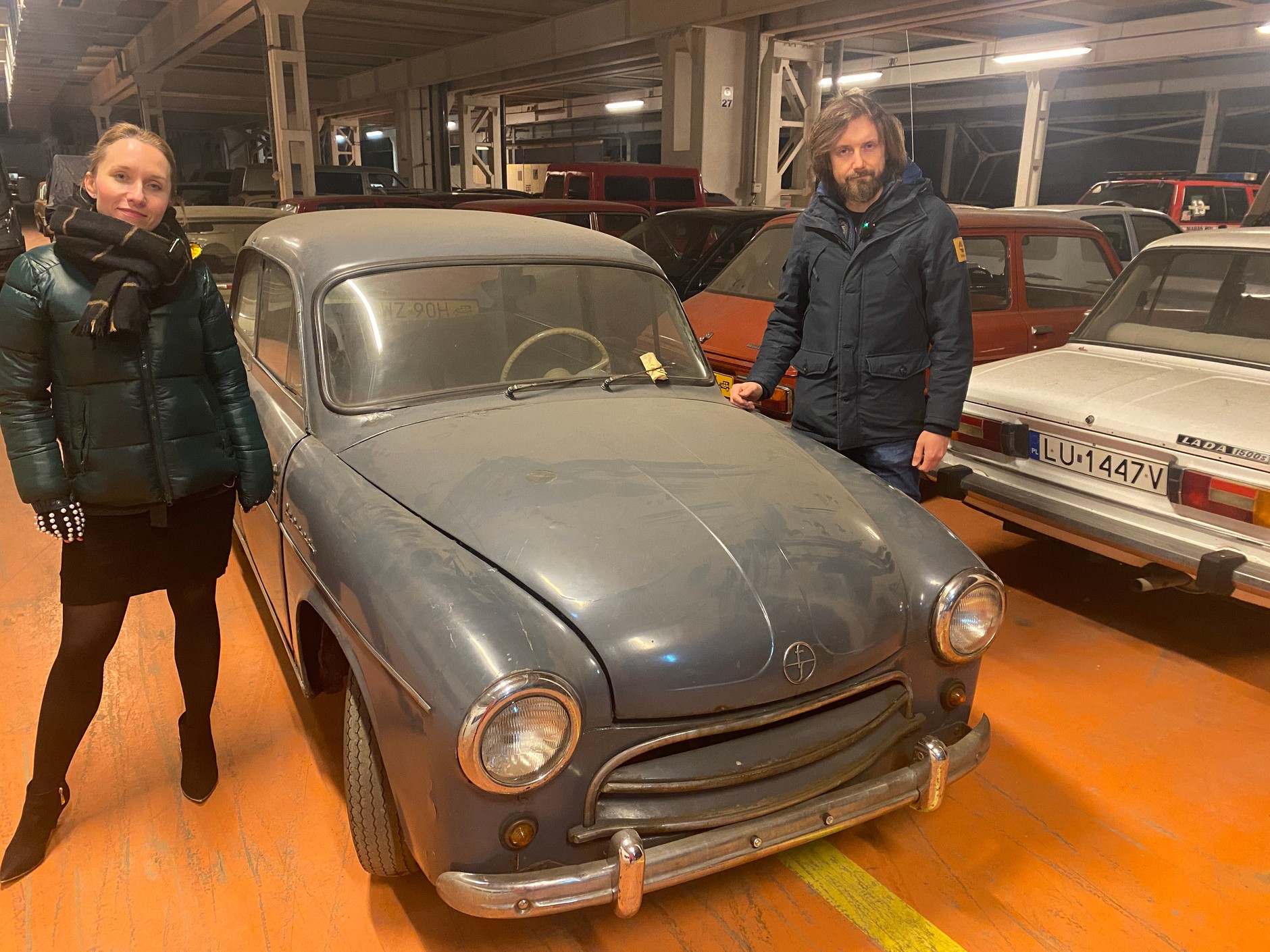 Zabytkowe samochody czekające na ekspozycję w dawnej FSO