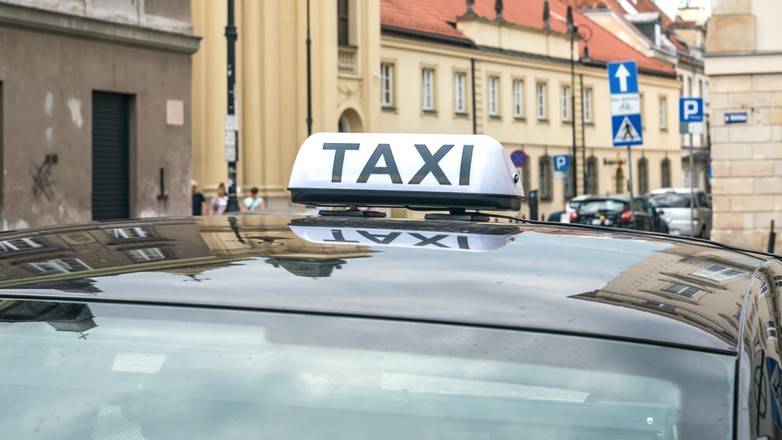 Mafia taksówkarska żeruje na zdezorientowanych uchodźcach