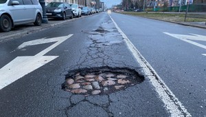 Jak radzić sobie z dziurami w drogach? Odszkodowania, technika jazdy