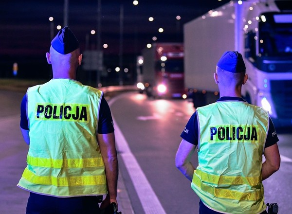 Dodatkowe kontrole na granicy z Litwą. Policjanci pomagają Straży Granicznej