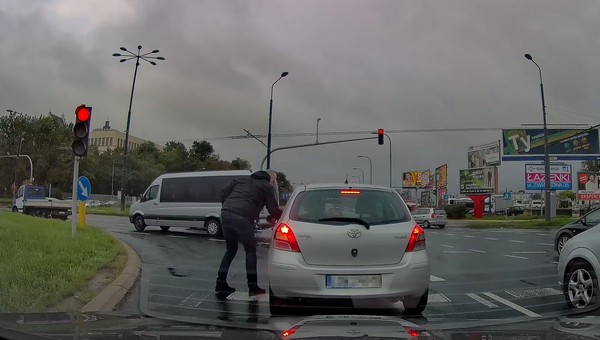 Wyrzuciła niedopałek przez okno, podszedł do niej pan Bartłomiej. Nagranie hitem