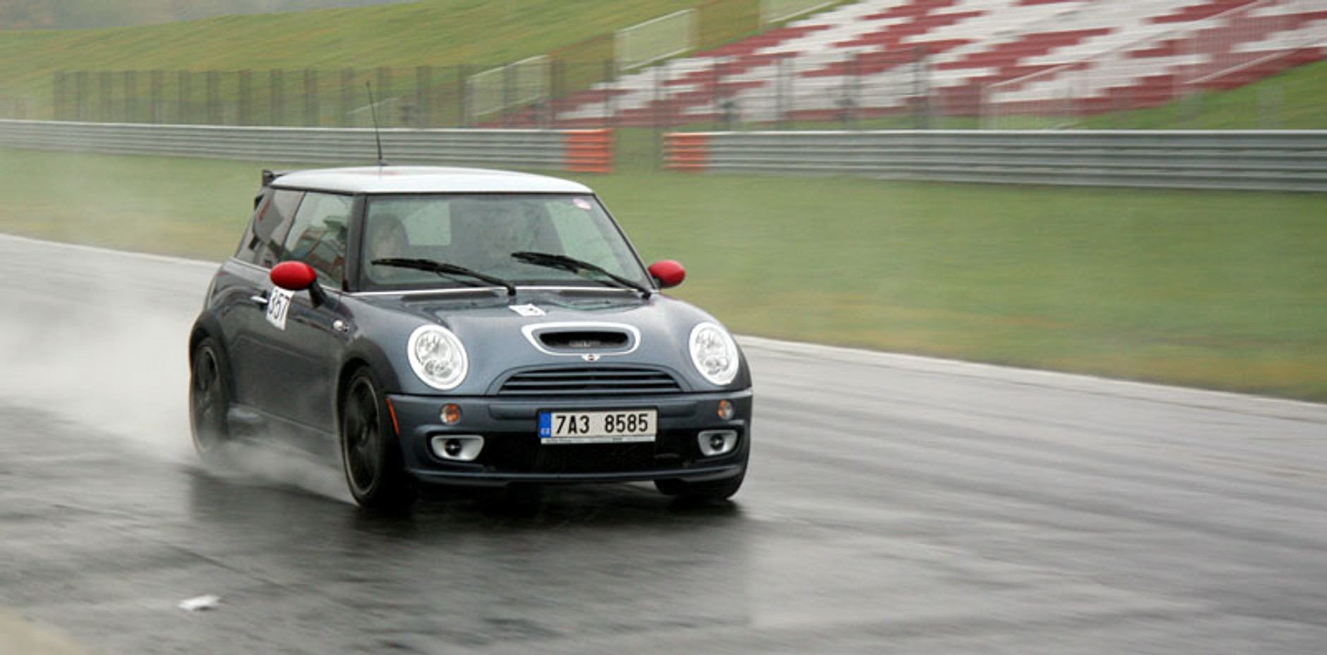 Autodrom Most: sportowe rakiety w deszczu (fotogaleria)