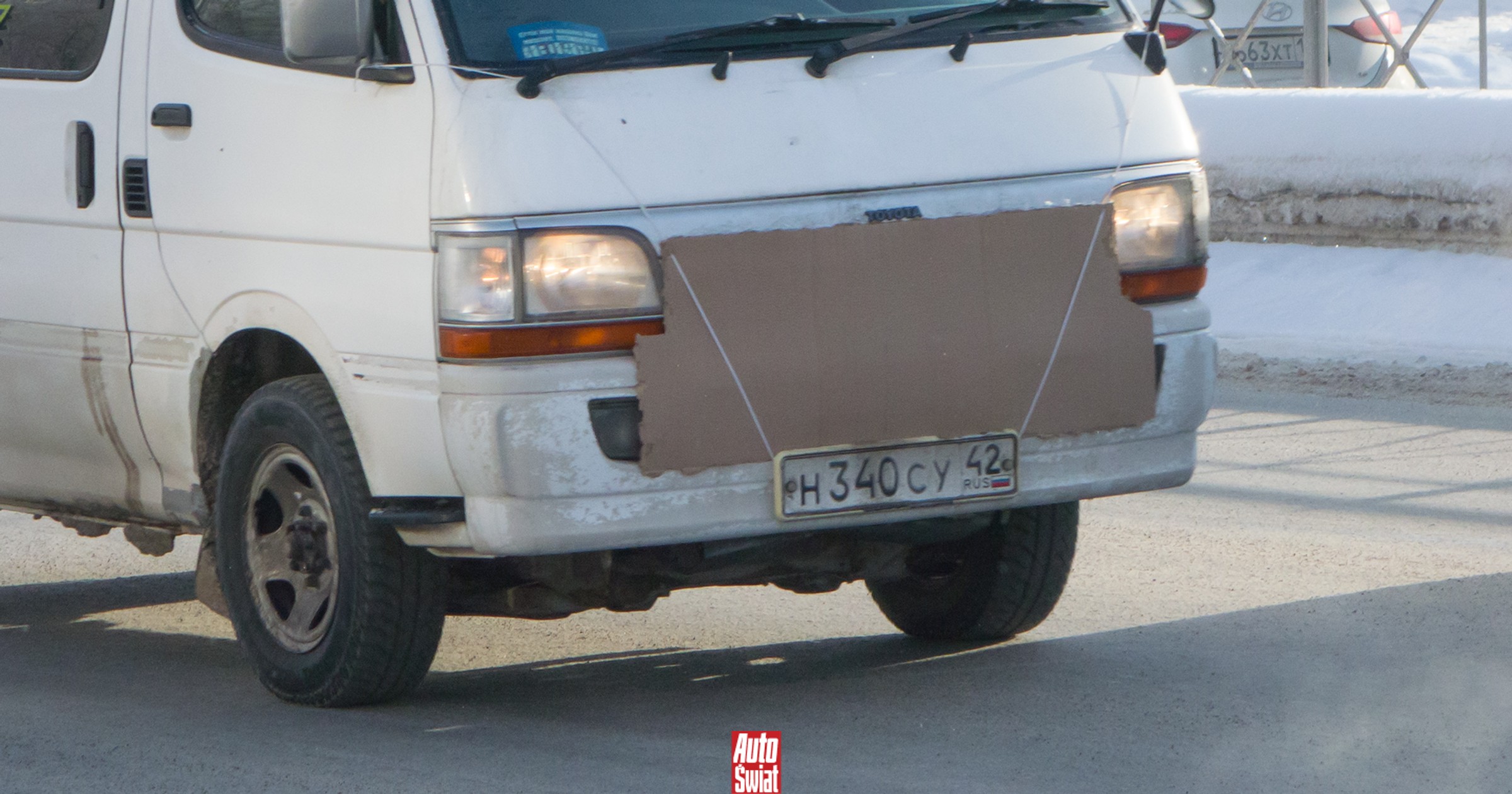 Trik z kartonem w duży mróz. Czy warto stosować patent z PRL-u?