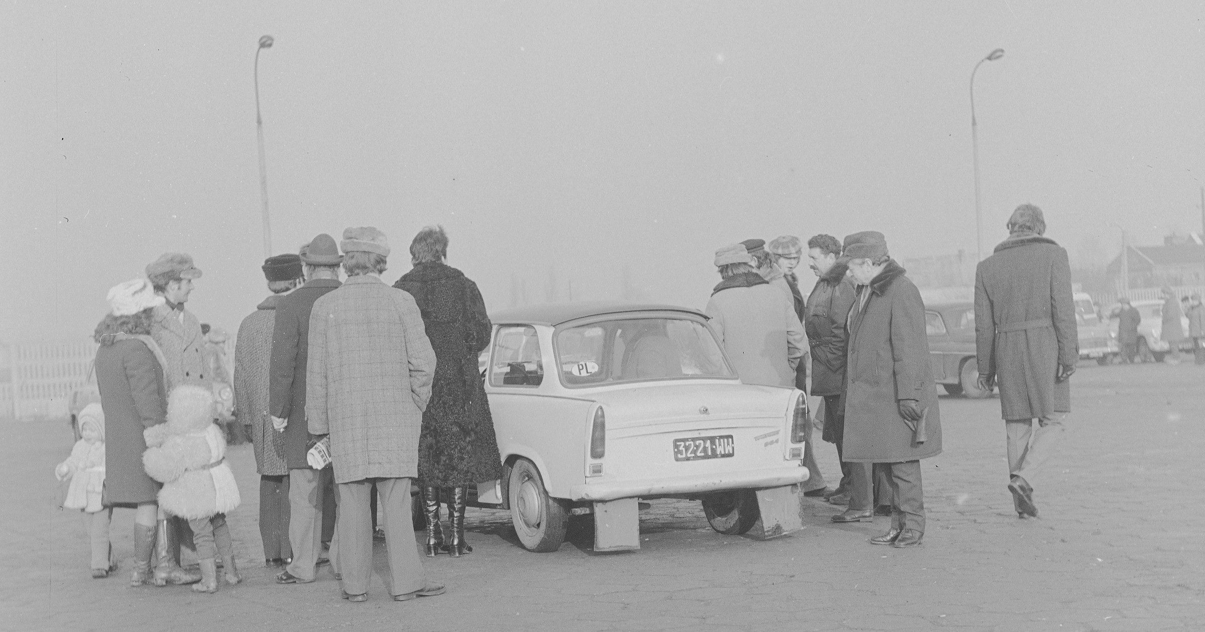 Giełda samochodowa na warszawskim Okęciu (1974 r.)