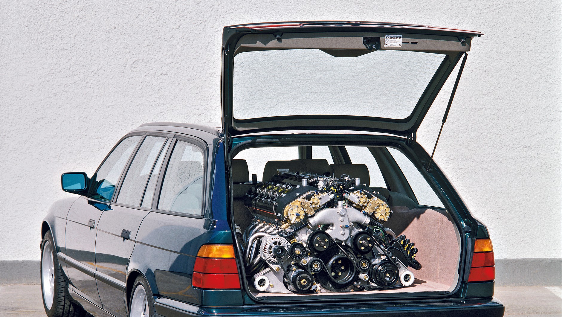 BMW E34 M5 Touring:t o nie fotomontaż, BMW naprawdę włożyło w reklamie modelu 10-cylindrowy silnik do bagażnika! Na szczęście bez oleju, inaczej piękne dywany byłyby mocno zagrożone