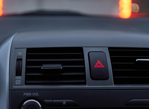 Każdy używa świateł awaryjnych niezgodnie z przepisami. To już nasz element kultury