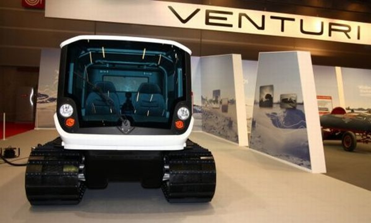 Z salonu w Paryżu na Antarktydę