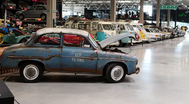 Uratowane Muzeum Motoryzacji Wena w Oławie. Wywieziono kilkaset pojazdów