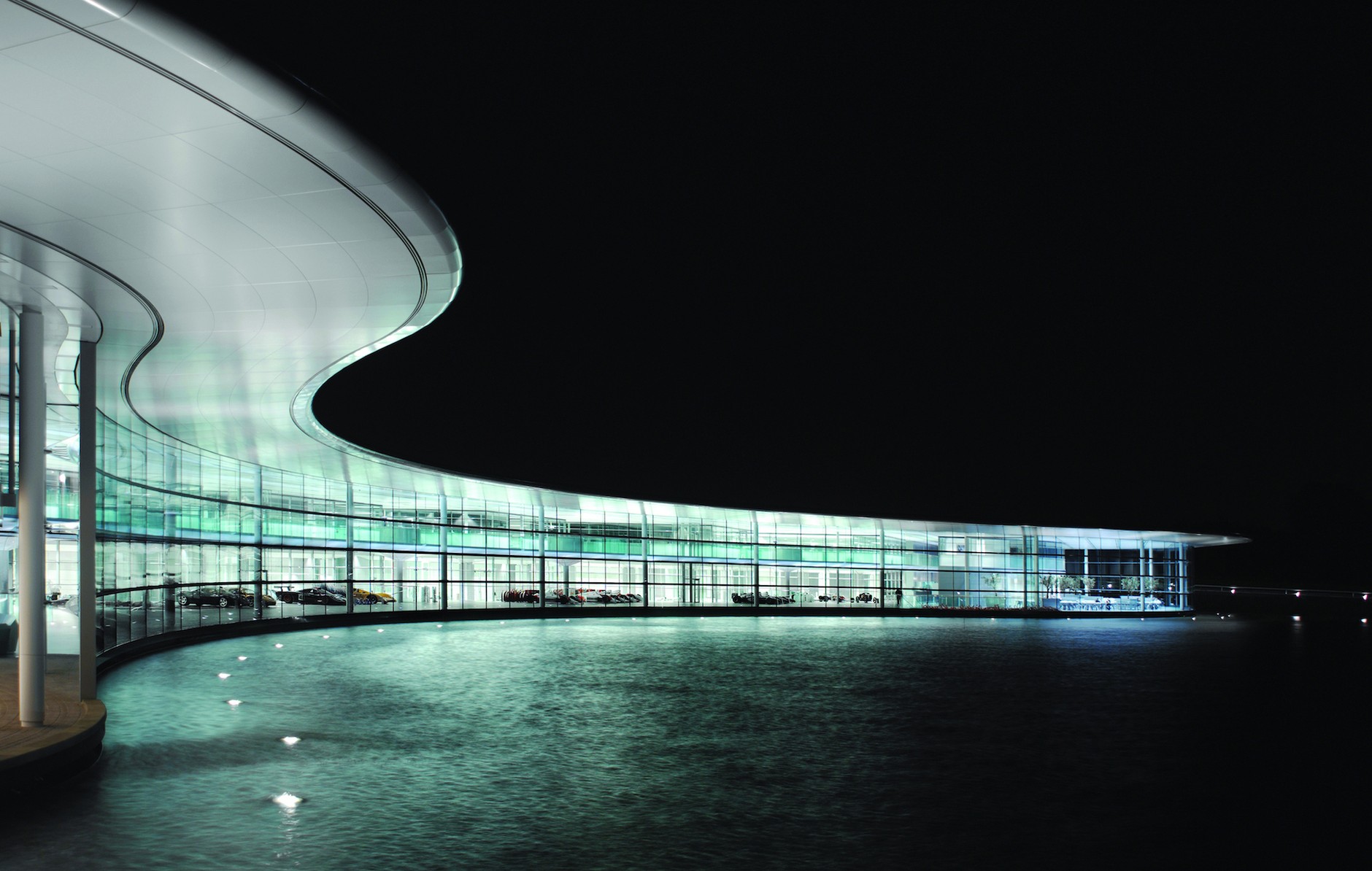 Siedziba McLarena w Woking otwarta przez Elżbietę II