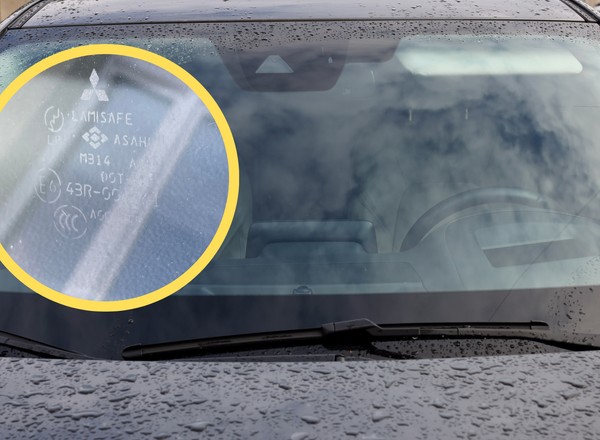 Tajemnicze kody na szybie samochodu mają znaczenie. Zaszyfrowano w nich wiele informacji