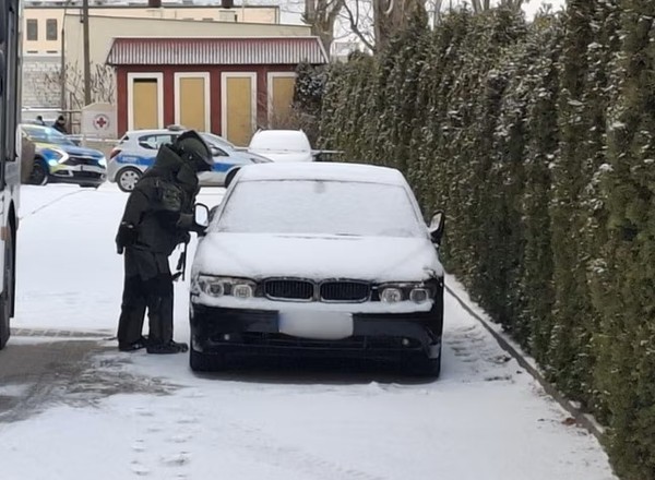Dostrzegła tajemniczy przedmiot wystający spod samochodu. Z pomocą ruszył robot
