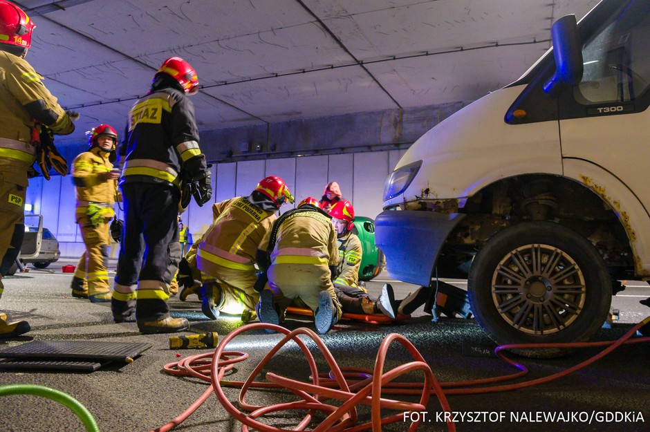 Ćwiczenia służb ratowniczych w tunelu na S2 POW w Warszawie