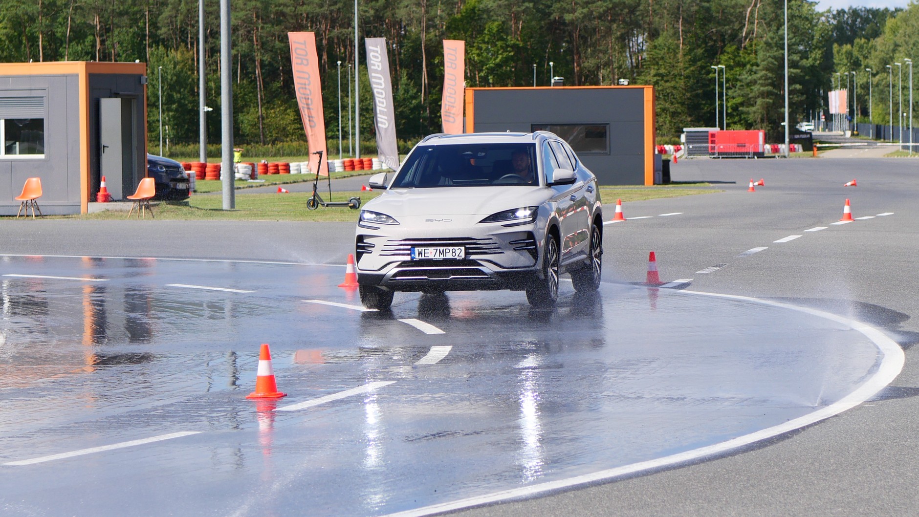 BYD Seal U podczas próby na mokrym zakręcie