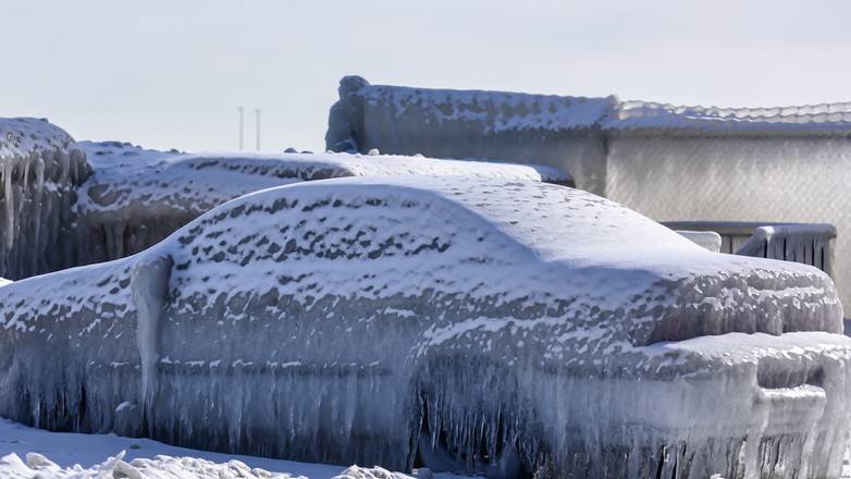 samochód skuty lodem; zima; samochód lód