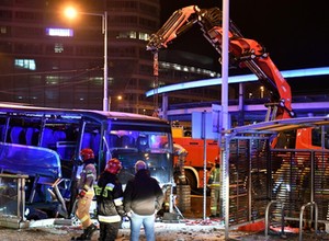 Śmiertelny wypadek we Wrocławiu. Autokar wpadł do przejścia podziemnego