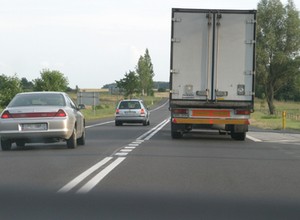 Wyprzedzanie na wysokości podwójnej ciągłej i za znakiem "zakaz wyprzedzania": kiedy można, a kiedy nie?