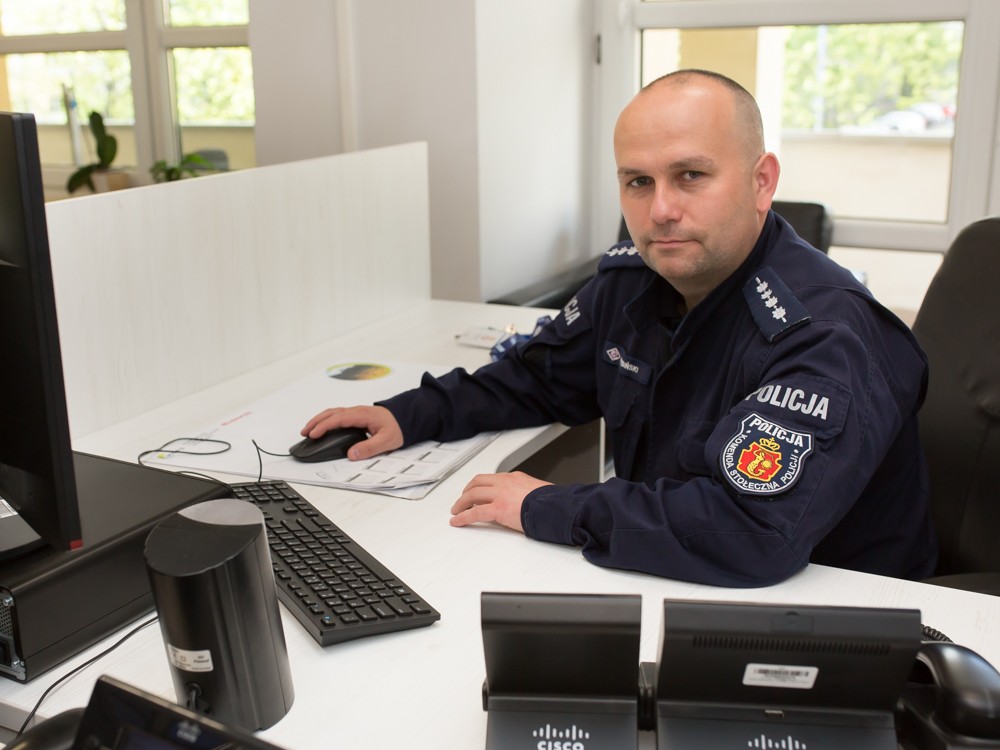 Obraz pochodzący z serwisu https://ksp.policja.gov.pl//pl/dzialania/aktualnosci/63983,Stoleczny-policjant-zawsze-na-sluzbie.html