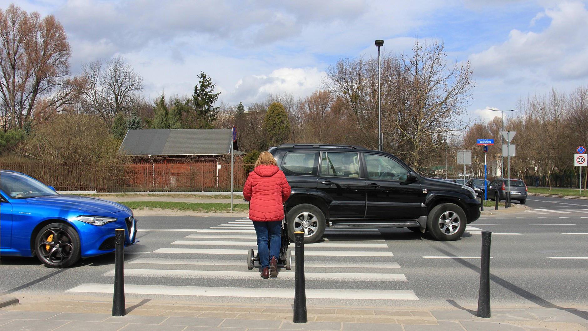 Omijanie pojazdu, który zatrzymał się, aby ustąpić pierwszeństwa pieszemu, to poważne wykroczenie
