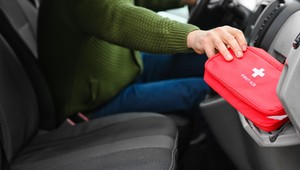 Apteczka w aucie dla nich jest obowiązkowa. Prawo mówi jasno