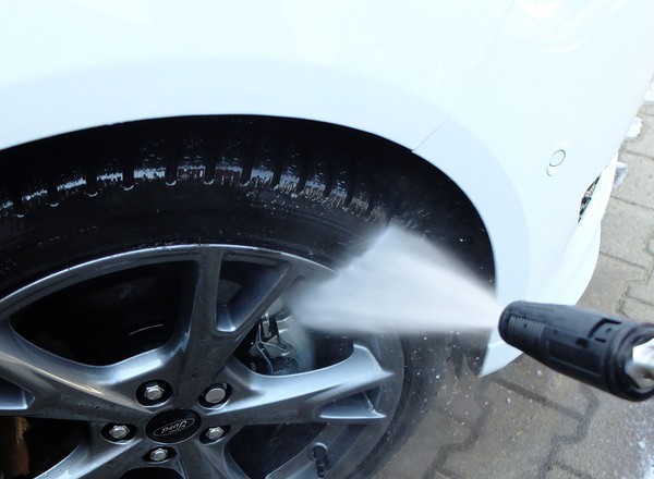 Nie myj tak auta. Mechanik wyjaśnia, dlaczego to niebezpieczne