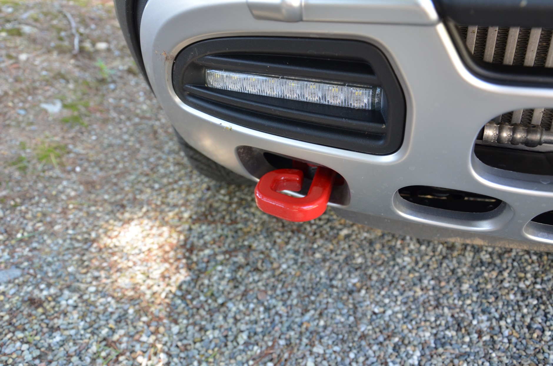 Seryjne Światła LED oraz dwa stałe uchwyty z przodu