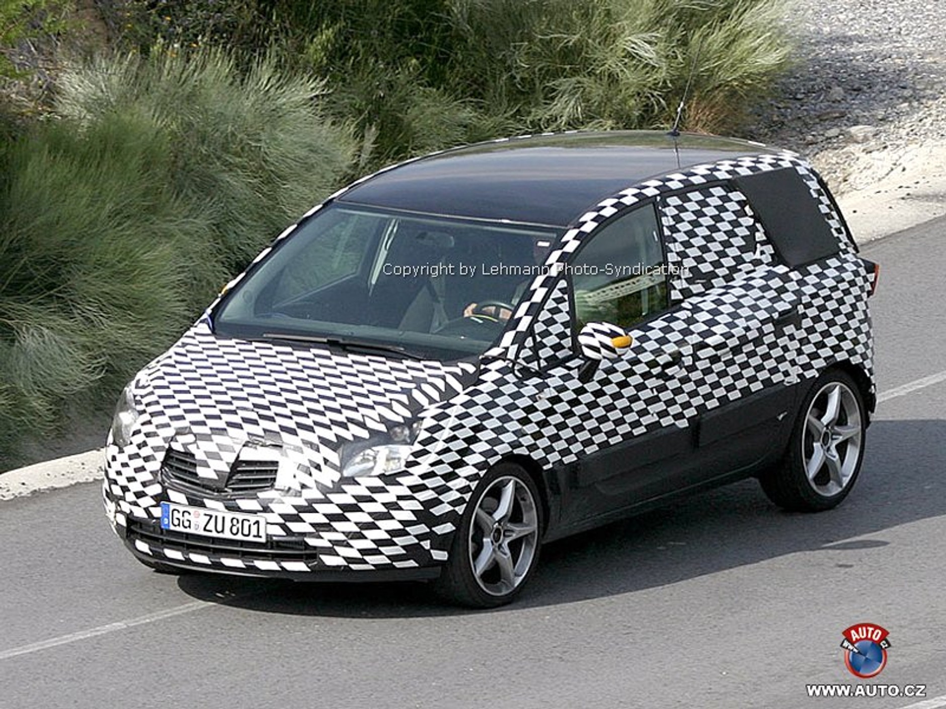 Zdjęcia szpiegowskie: Opel Meriva – koniec wątpliwości o konstrukcji tylnych drzwi