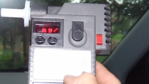 Zauważyli kierowcę Seata. Świadek wyprzedził policjantów