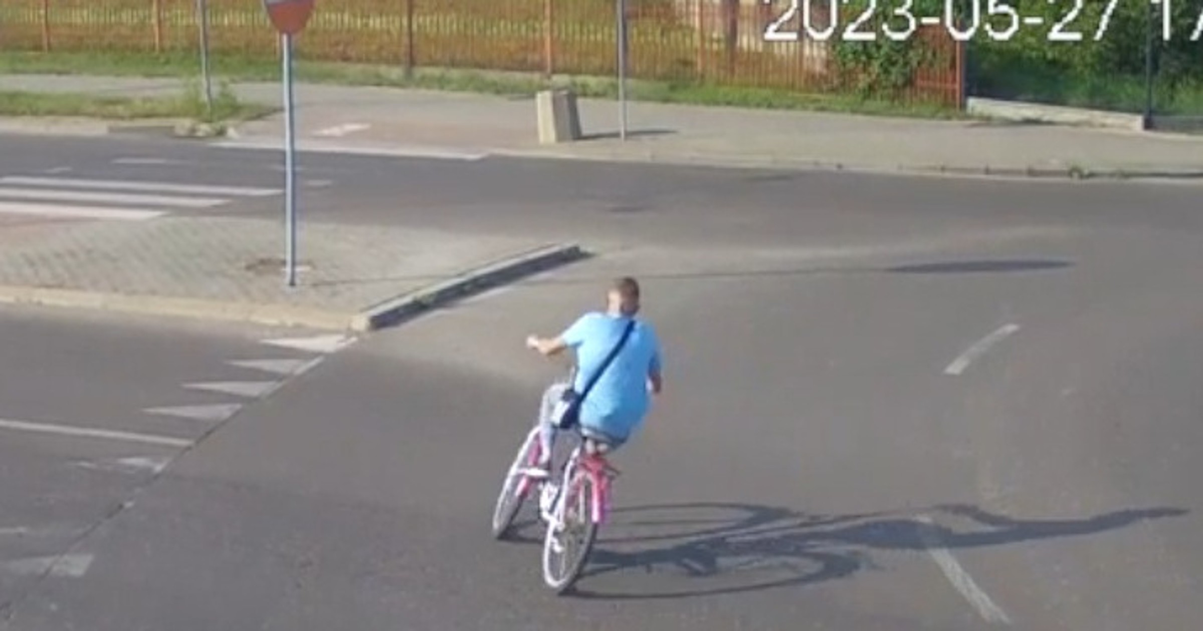 21-latek jechał pod prąd na rondzie