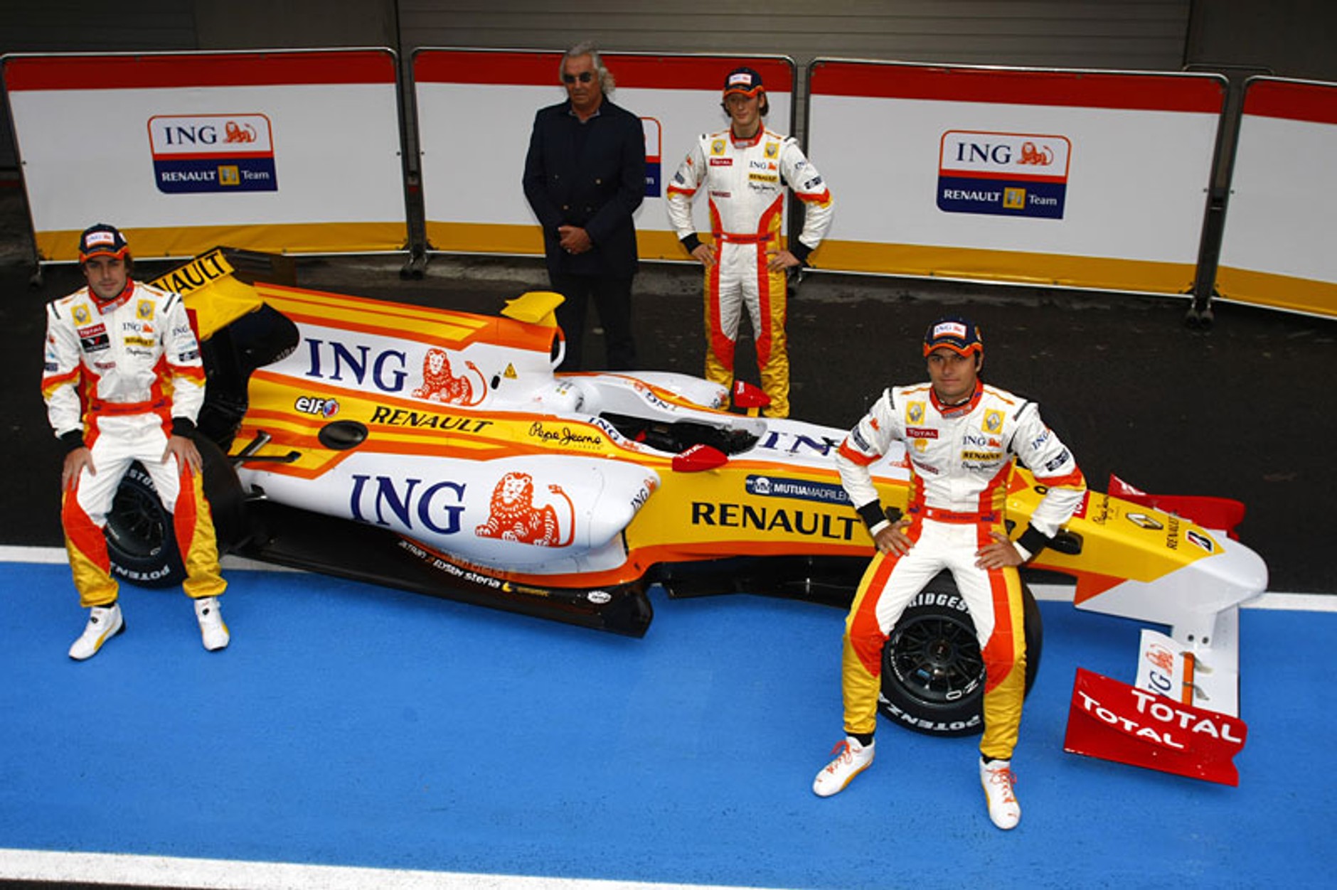 Formuła 1: prezentacja Renault - R29 z płetwą rekina (fotogaleria)