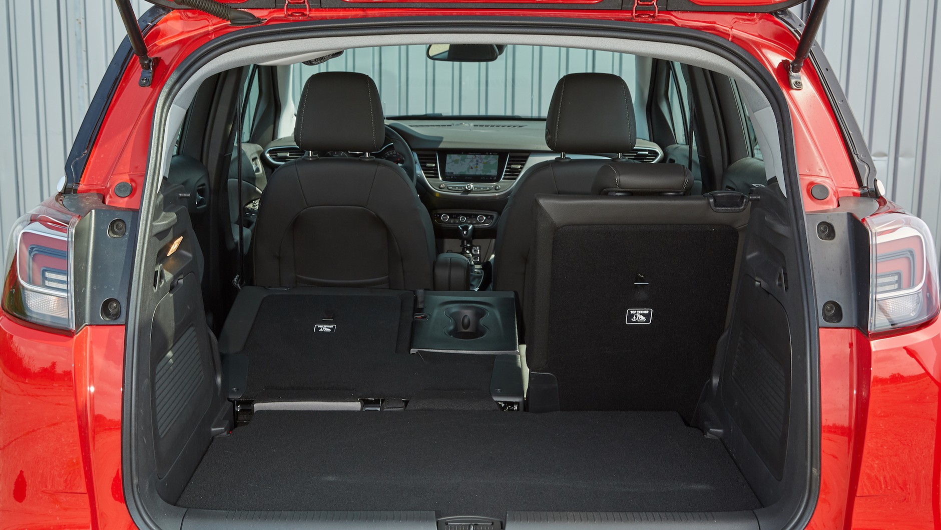 Crossland X – w tym bagażniku najłatwiej zmieścimy wysokie przedmioty. Pojemność 410-1255 l