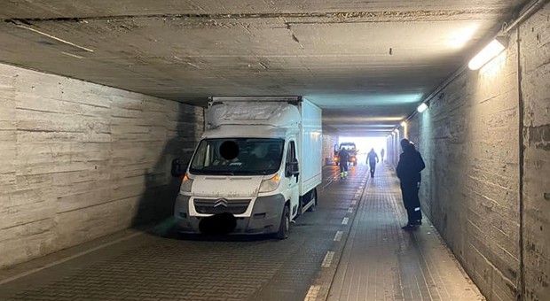 Dostawczak nie zmieścił się w tunelu w Toruniu. Musieli go wyciągać strażacy