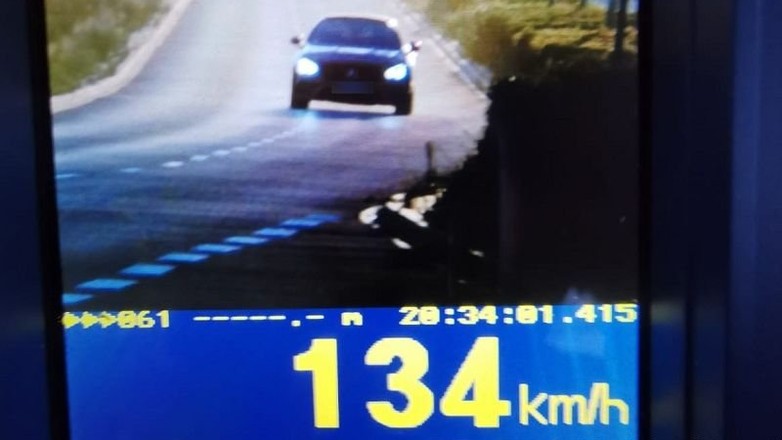 Przekroczenie o 84 km/h w terenie zabudowanym oznacza zatrzymanie prawa jazdy na trzy miesiące, wysoki mandat i punkty karne
