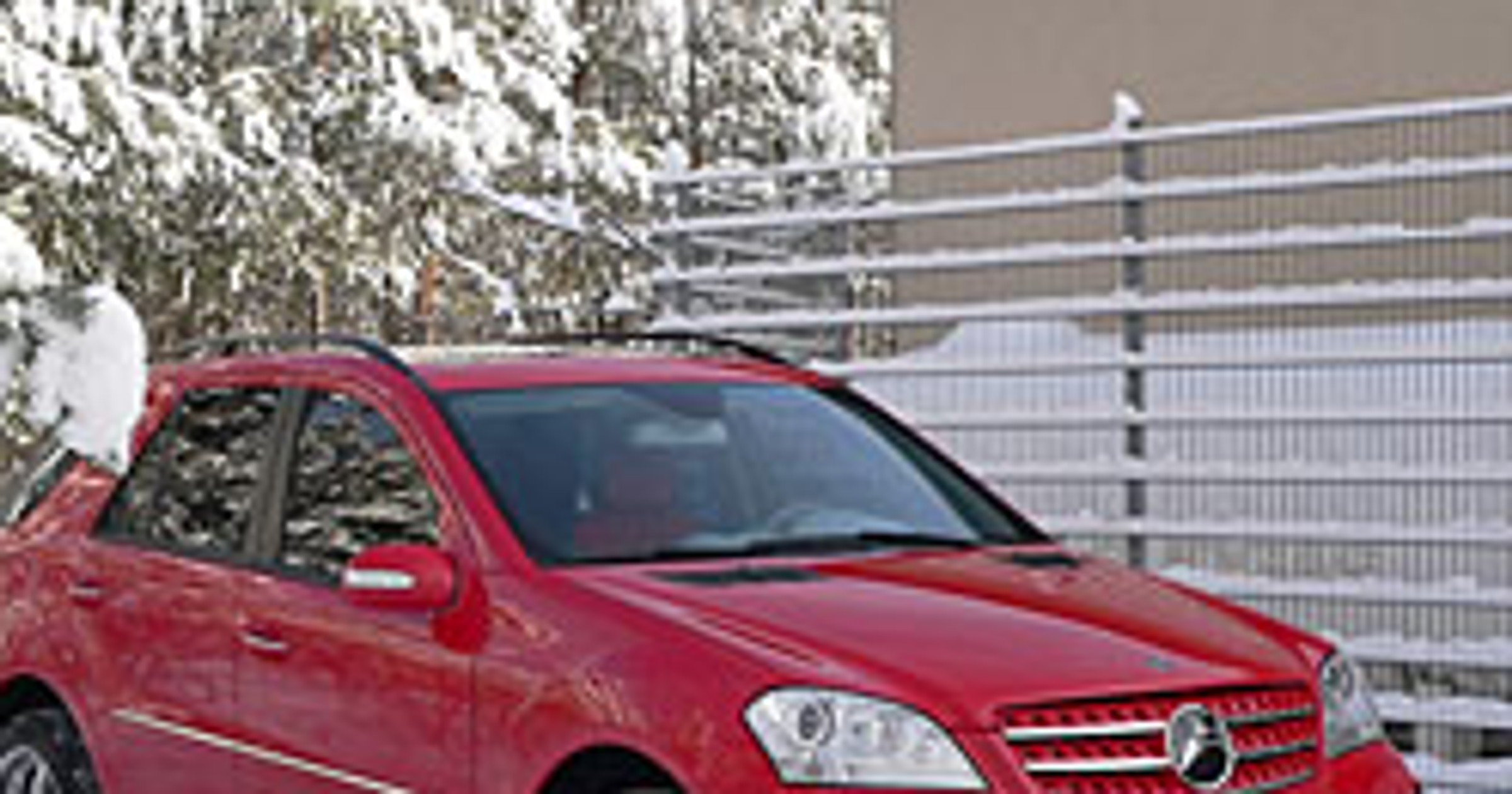 ART Mercedes-Benz ML: krwistoczerwony SUV