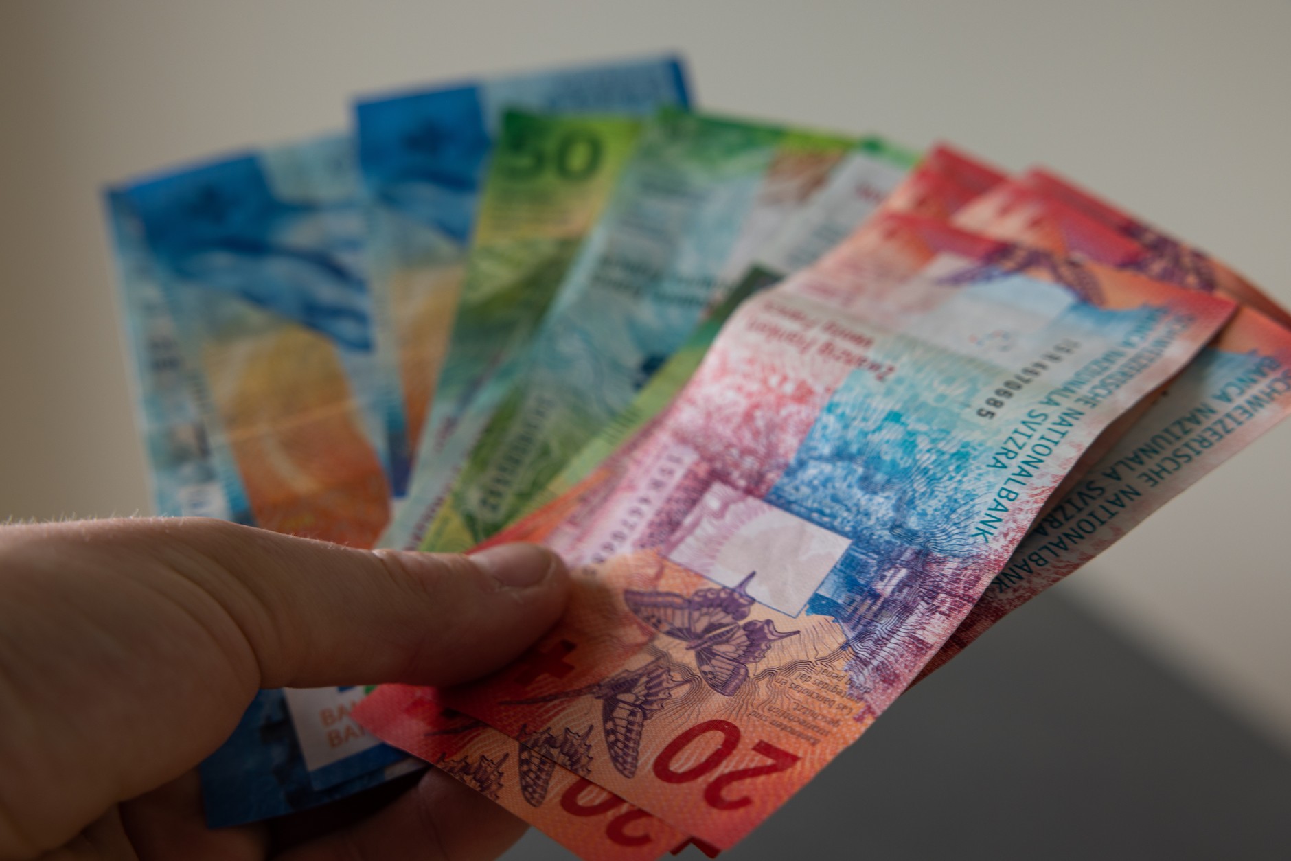 Jak się okazuje w Szwajcarii nawet niewielkie przekroczenie prędkości w niektórych okolicznościach może sporo kosztować