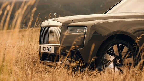 Rolls-Royce Cullinan ma nową twarz. Odświeżony model celuje w młodszych kierowców